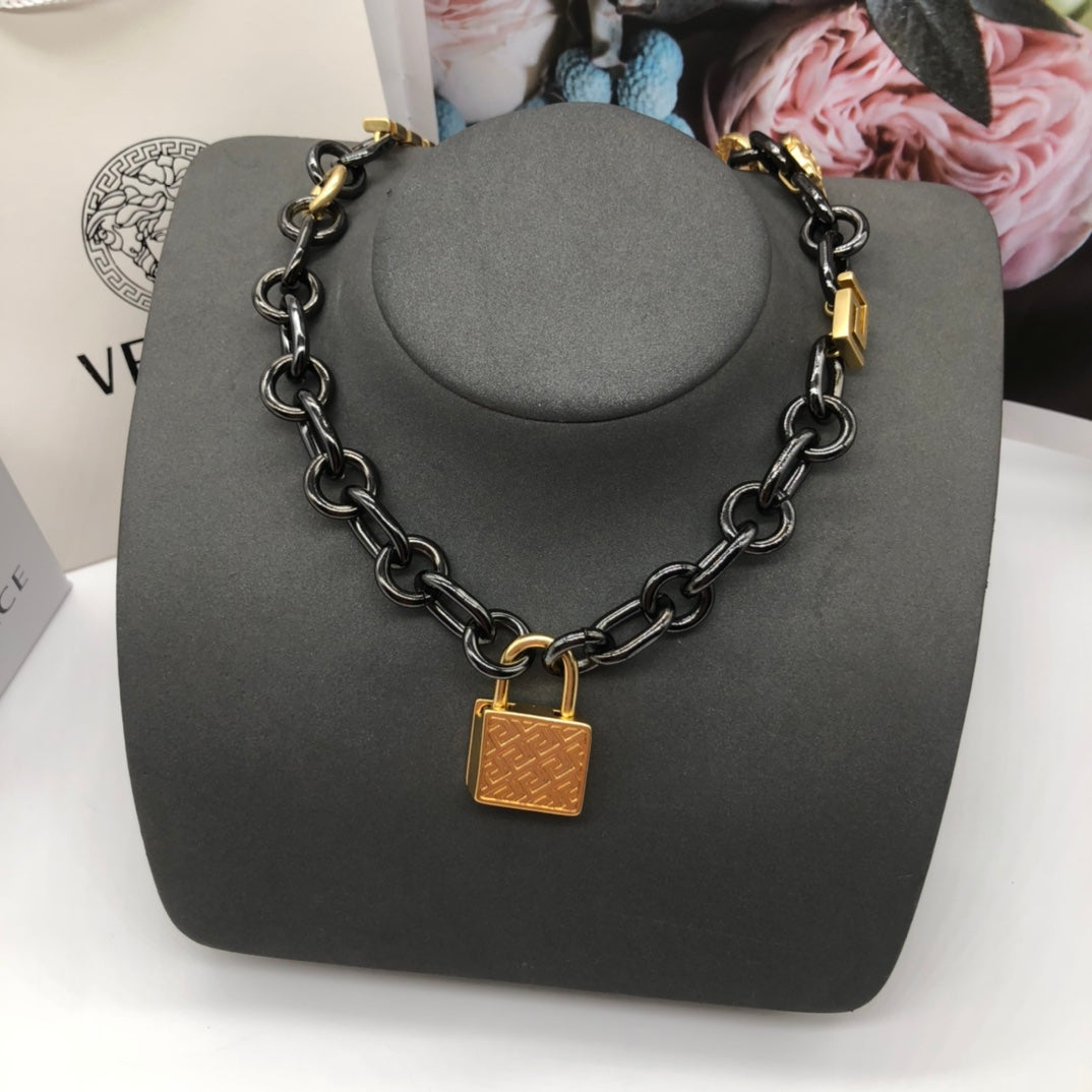 18K Ver Triomphe Chain Necklace